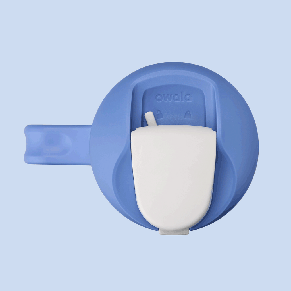 Animation of the Heirloom FreeSip lid's top lock toggling between locked and unlocked